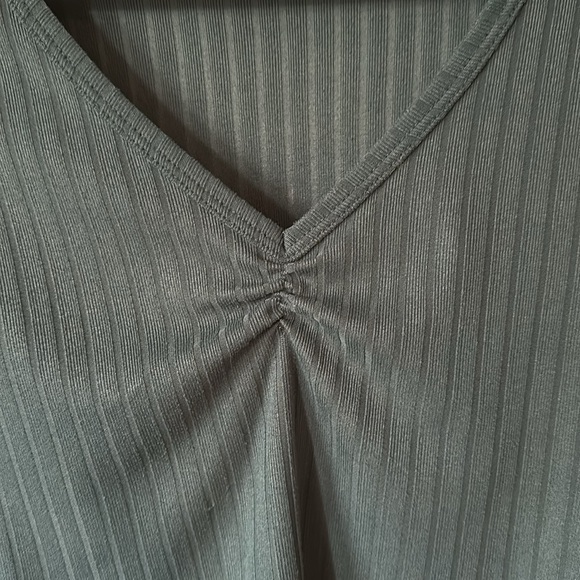 WEEKEND EDITION | Emerald Green Ribbed V-Neck Crop Top - Picture 4 of 7